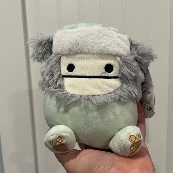 Squishmallows Christmas Evita The Gray Bigfoot With Hat 5 Inch Kellytoy - Picture 1 of 7